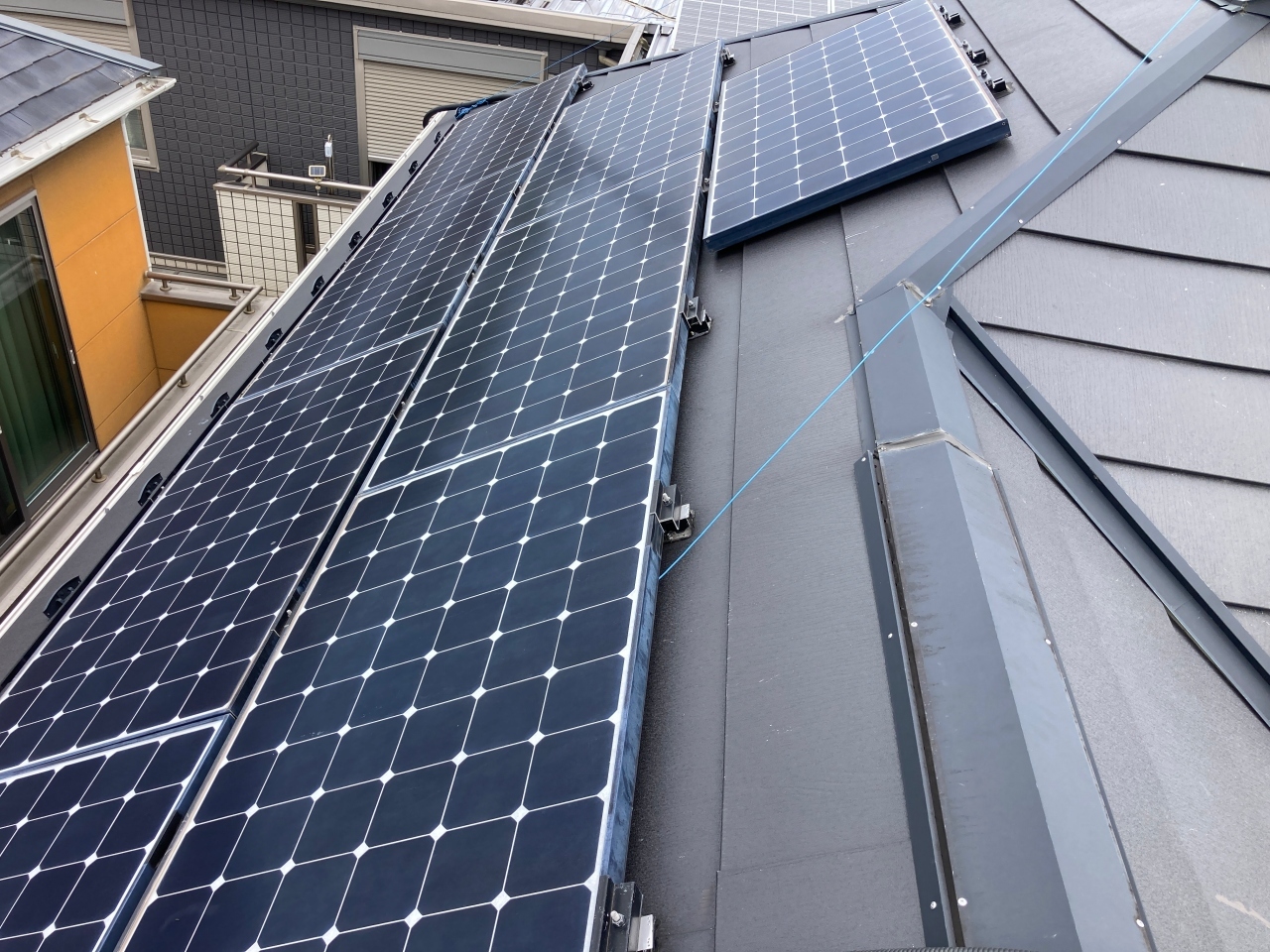 大垣市で太陽光パネルの設置箇所が問題と思われる金属屋根。他社施工でしたが、美観も考慮されていませんでした